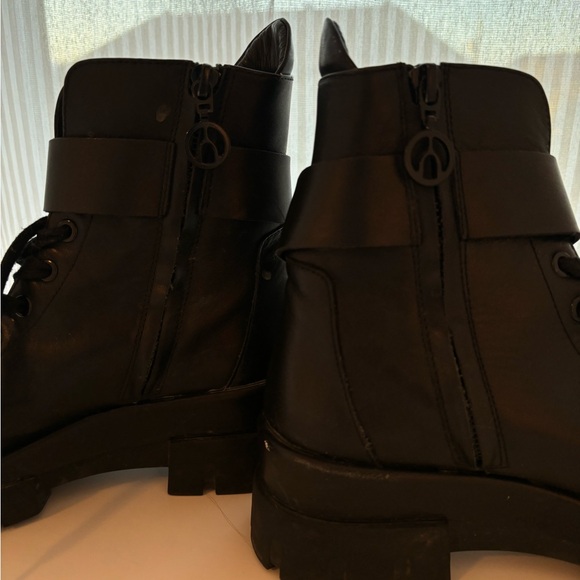 Black boots - Picture 5 of 8